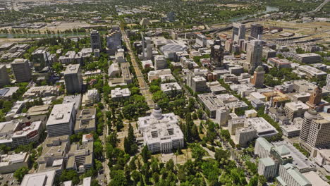 ciudad de sacramento california antena v10 vista de pájaro avión no tripulado parque del capitolio estatal con estructura de edificio neoclásico y paisaje urbano del centro durante el día - filmado con cine mavic 3 - junio de 2022