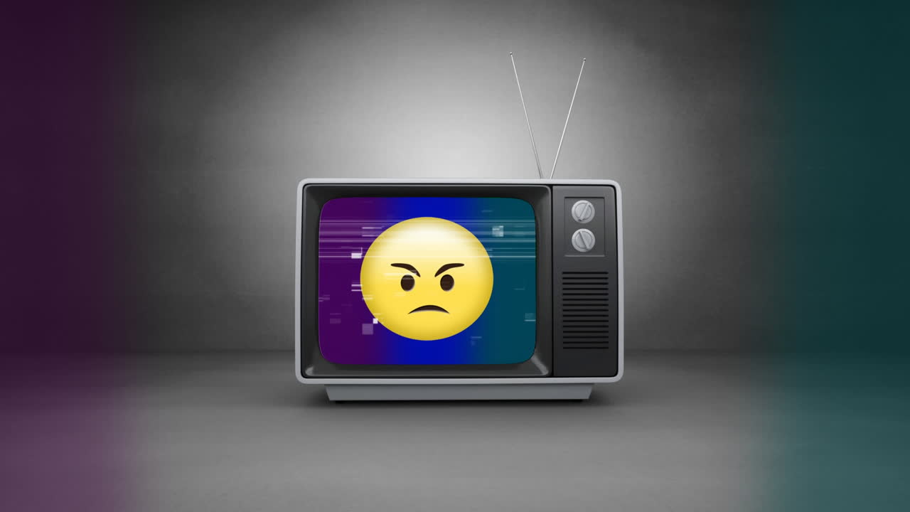 Televisor retro con emoji de enojo en pantalla chisporroteante. El televisor está en el suelo de una habitación gris.