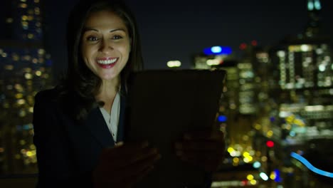 mujer de negocios hispana en el techo llamada de video por la noche en chicago