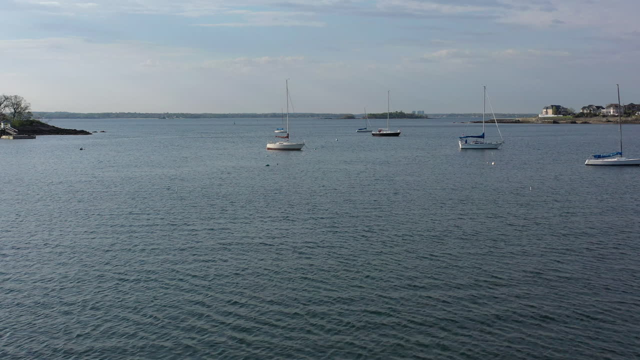un dron de baja altitud disparó sobre la calma con algunos veleros en el agua