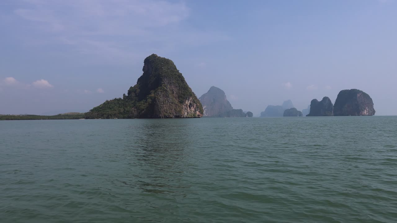 섬은 시간이 지남에 따라 천천히 위치를 바니다.