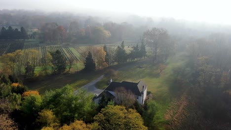 Luftaufnahme-Eines-Abgelegenen-Zweistöckigen-Hauses-Inmitten-Von-Wald-Und-Ländlichem-Land