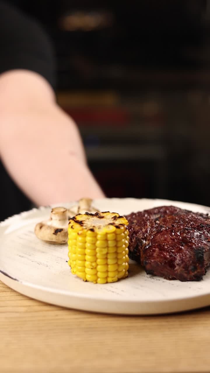 bistec a la parrilla con maíz y setas