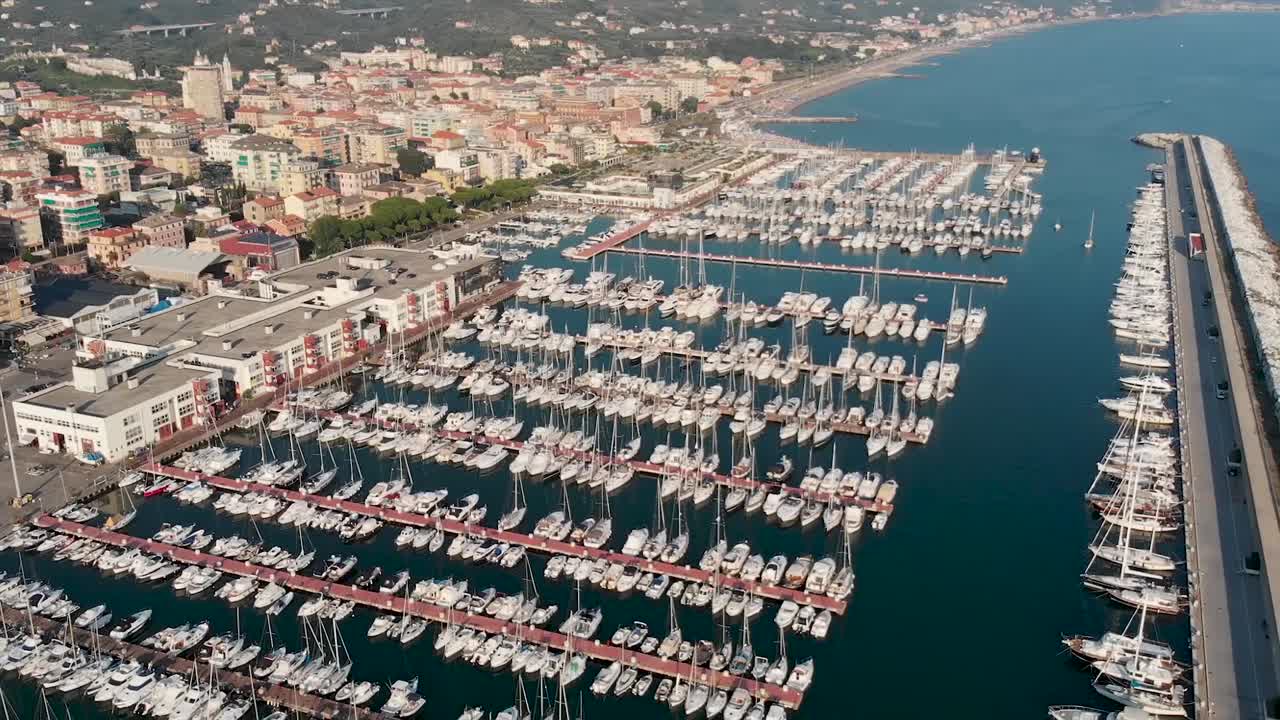 tire hacia atrás de la foto de un dron de un concurrido puerto deportivo italiano