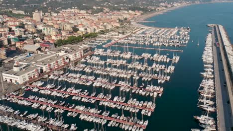 tire hacia atrás de la foto de un dron de un concurrido puerto deportivo italiano