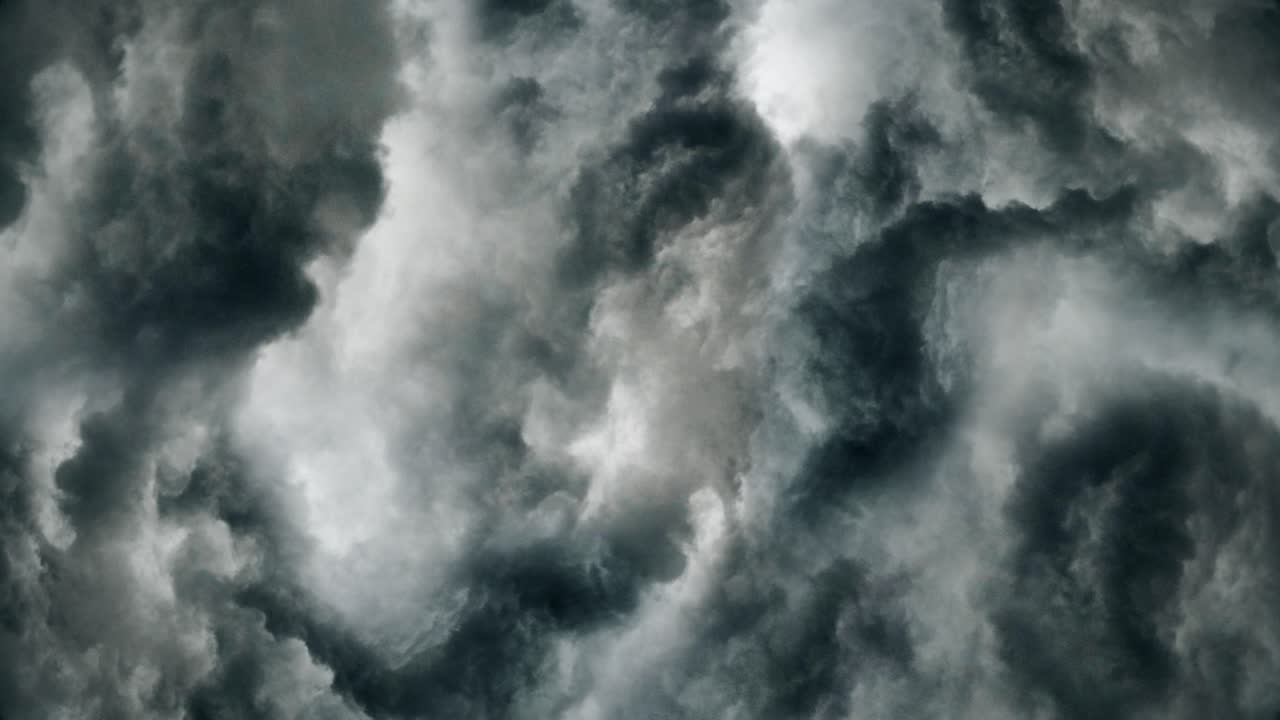 뇌우, 폭풍우 동안 하늘에 있는 두꺼운 구름