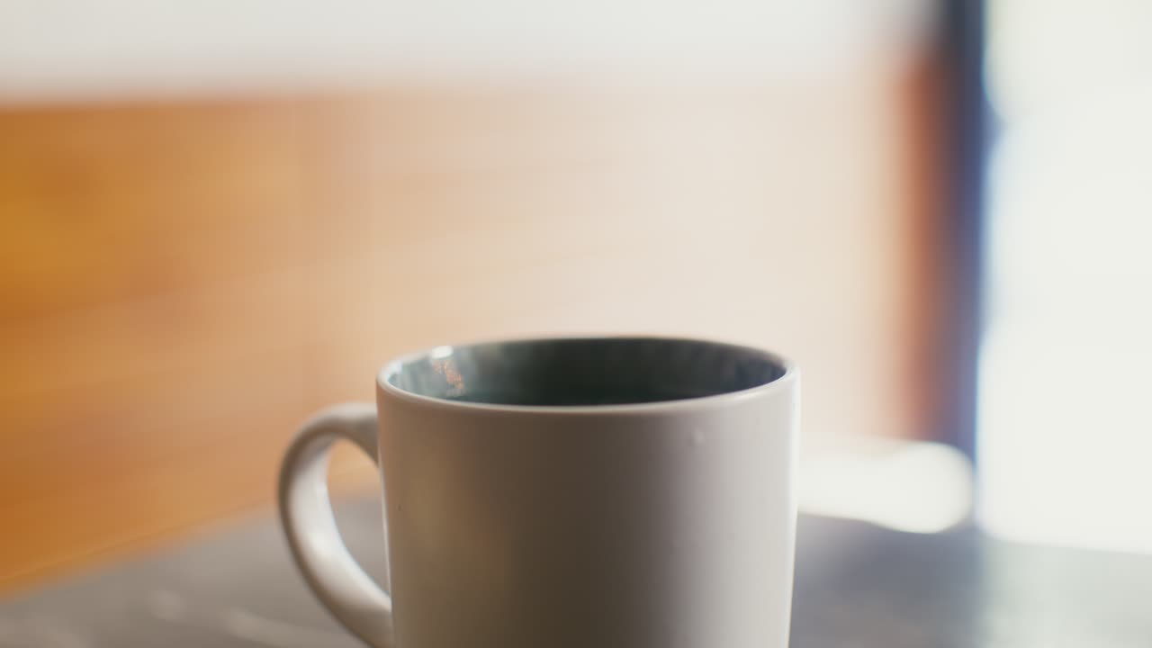 taza blanca en una mesa