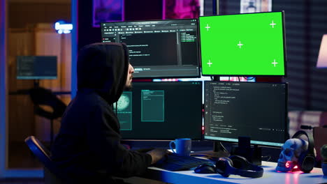 Böser-IT-Ingenieur-Verwendet-Chroma-Key-PC-Displays,-Um-Skripte-Zu-Erstellen,-Mit-Denen-Firewalls-Ausgetrickst-Werden