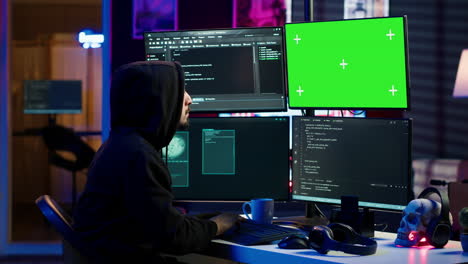 ingegnere malvagio che usa i display del pc chroma key per costruire firewall che ingannano gli script