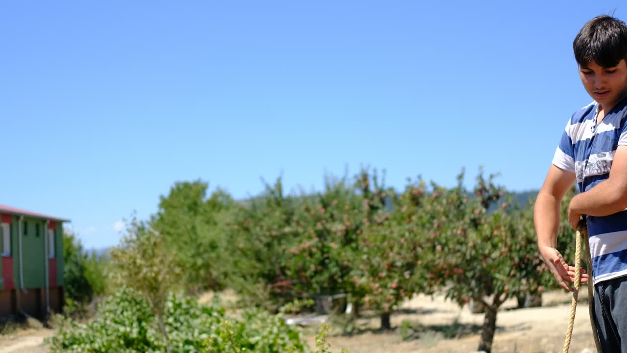 el agricultor lleva el agua