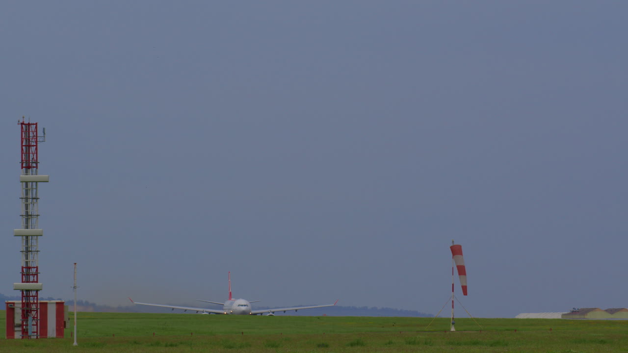 구름이 많은 날 에 비행기 가 착륙 하는 것