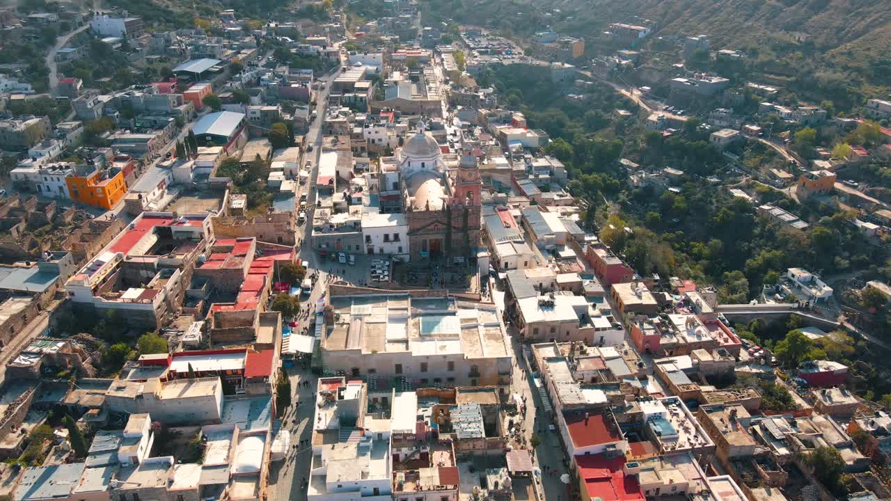 una encantadora vista aérea de un dron capturando un pintoresco pueblo mexicano en medio de un impresionante paisaje montañoso