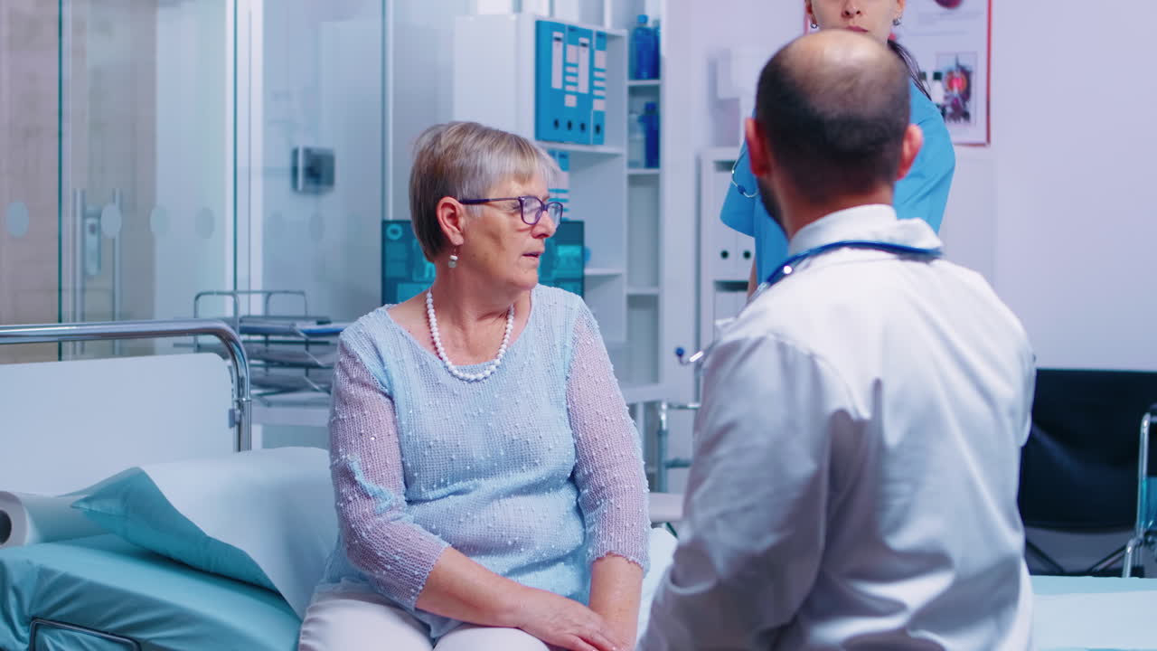 enfermera que trae los resultados de la radiografía