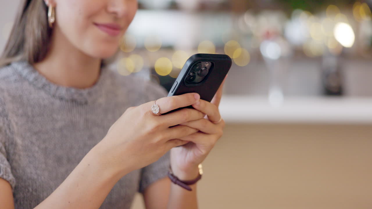 manos, casa y mujer feliz escribiendo en el teléfono inteligente
