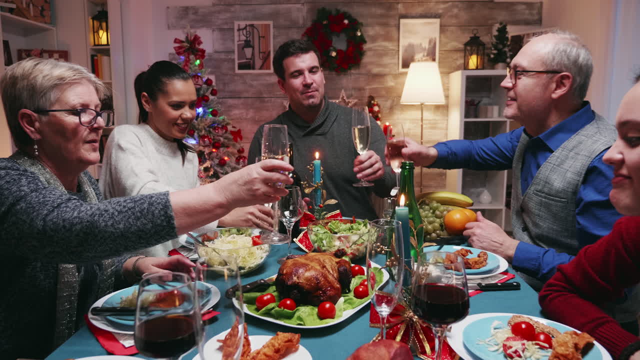 gran familia haciendo sonar una copa de champán