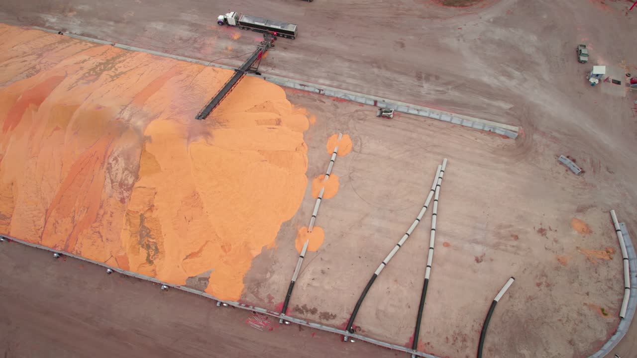 Ripresa orbitale di depositi di grano in Minnesota, USA, vista da drone.