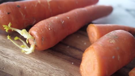 zanahorias frescas en una tabla de cortar de madera