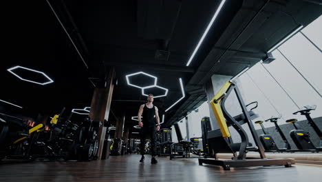 hombre culturismo levantamiento de pesas en un gimnasio, entrenamiento de fitness