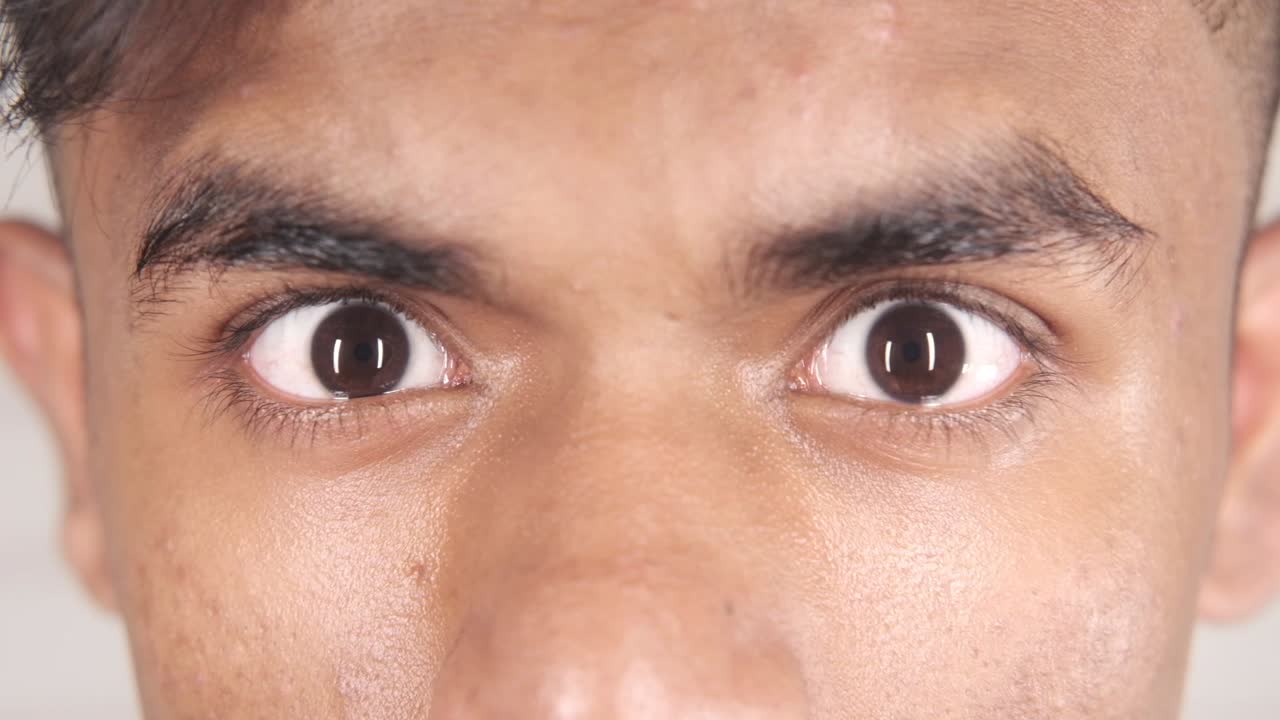 놀란 젊은이의 클로즈업