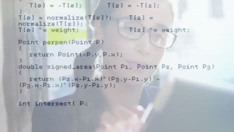 animación de código de programación sobre escritura profesional de negocios en tablero transparente