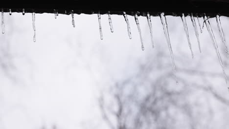 Finos-Trozos-De-Hielo-En-Una-Ventana