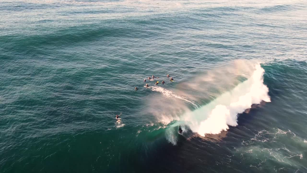toma aérea de drone de bodyboarder montando arrecife ola barril océano pacífico rociar newcastle nsw australia 4k deportes extremos