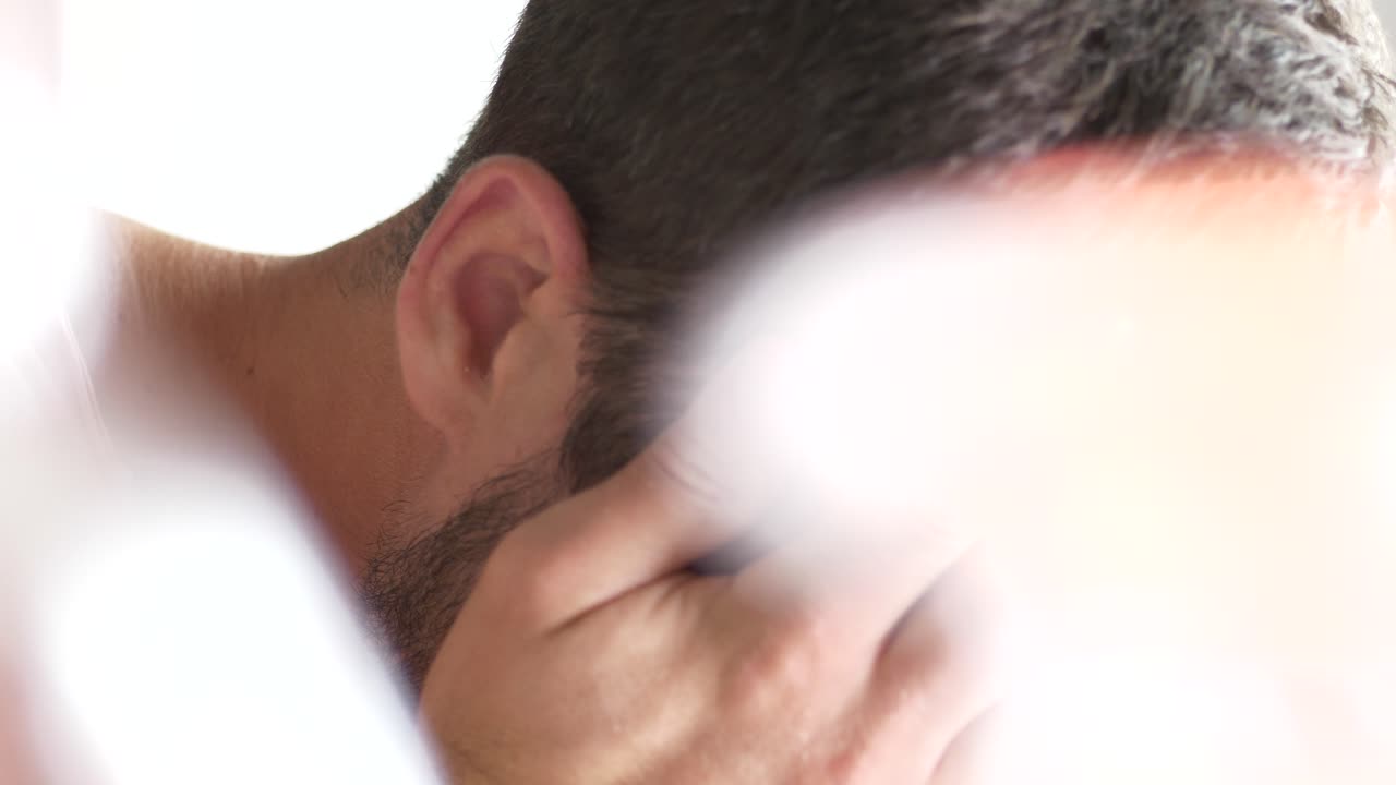 인식할 수 없는, 절망에 머리를 문지르는 남자