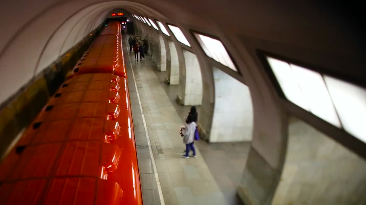 станция метро с красным поездом