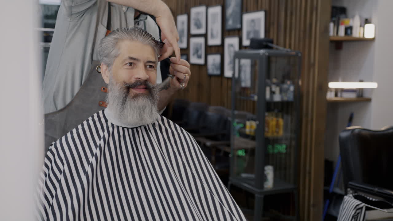 un hombre se corta el cabello en una barbería.