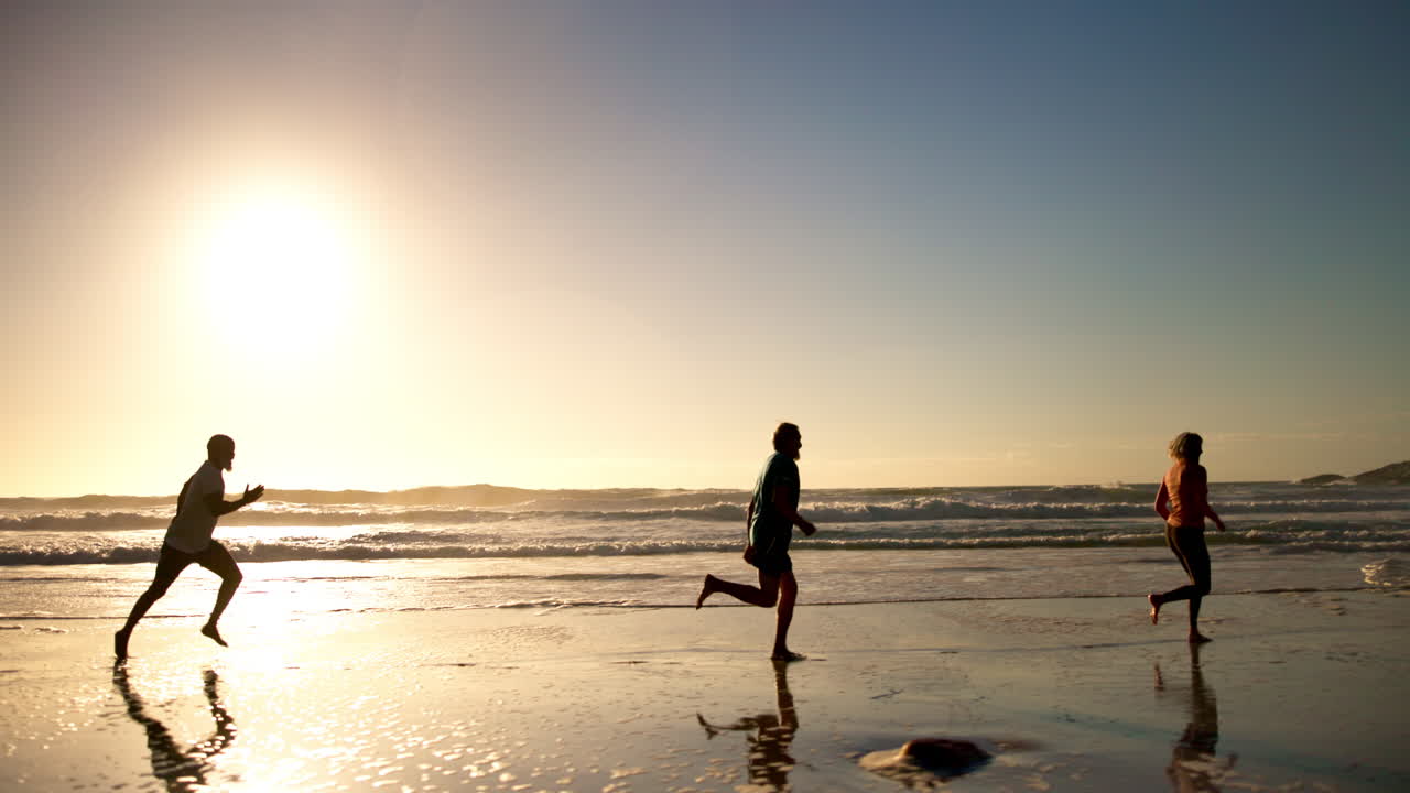 해가 지면 해변에서 달리는 친구들