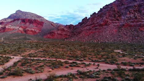 enfoque aéreo bajo a las rutas de senderismo del cañón de red rock