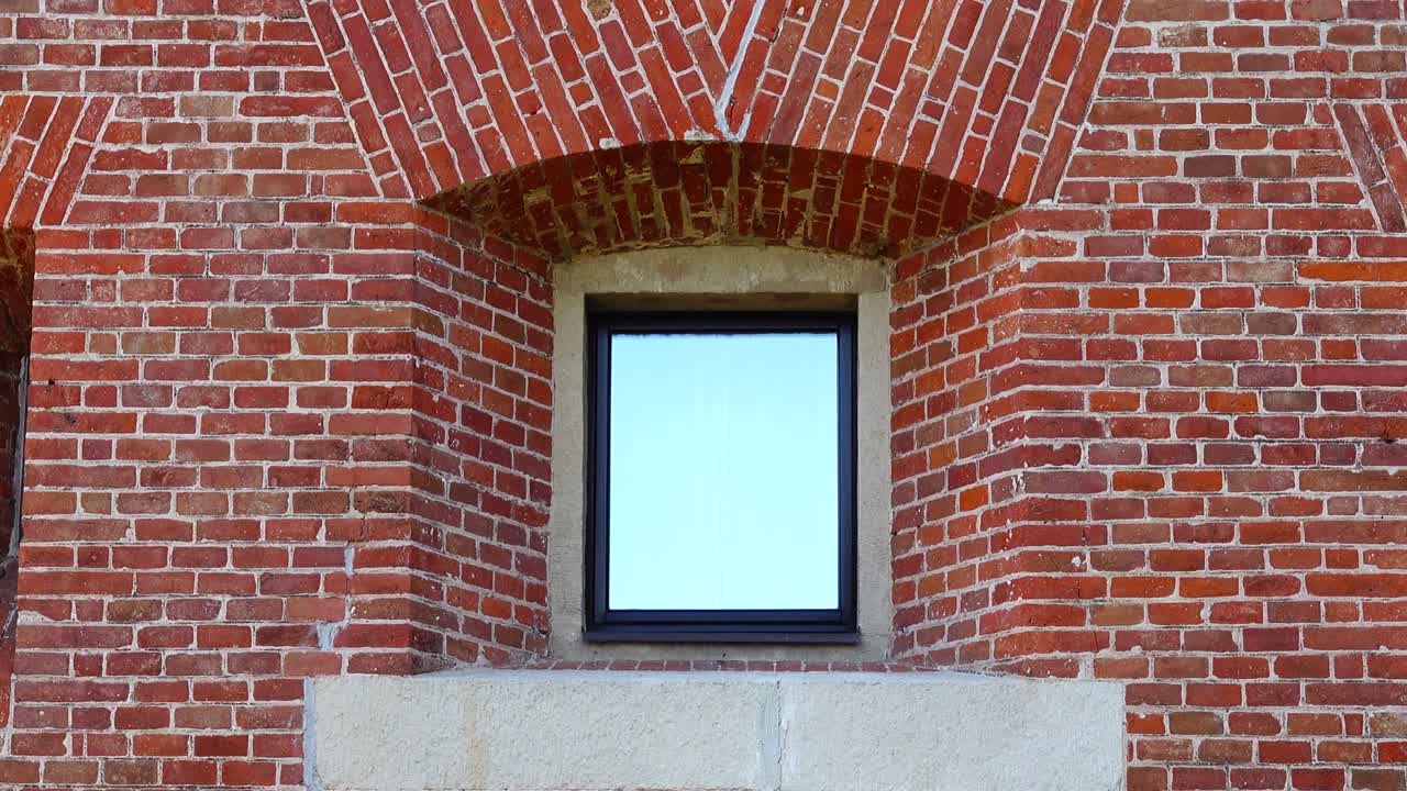 Cihlová zeď a okna domu