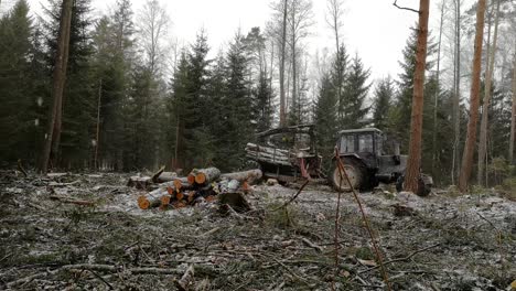 Tractor-Forestal-Con-Troncos-En-Unidades-De-Remolque-En-Marcha-Atrás-En-La-Montaña-Durante-Las-Nevadas