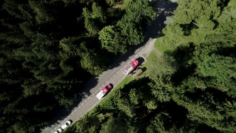 Erstaunliche-Vogelperspektive-Auf-Feuerwehrautos-Während-Der-Aktion-Im-Wald-An-Einem-Sonnigen-Tag-4k