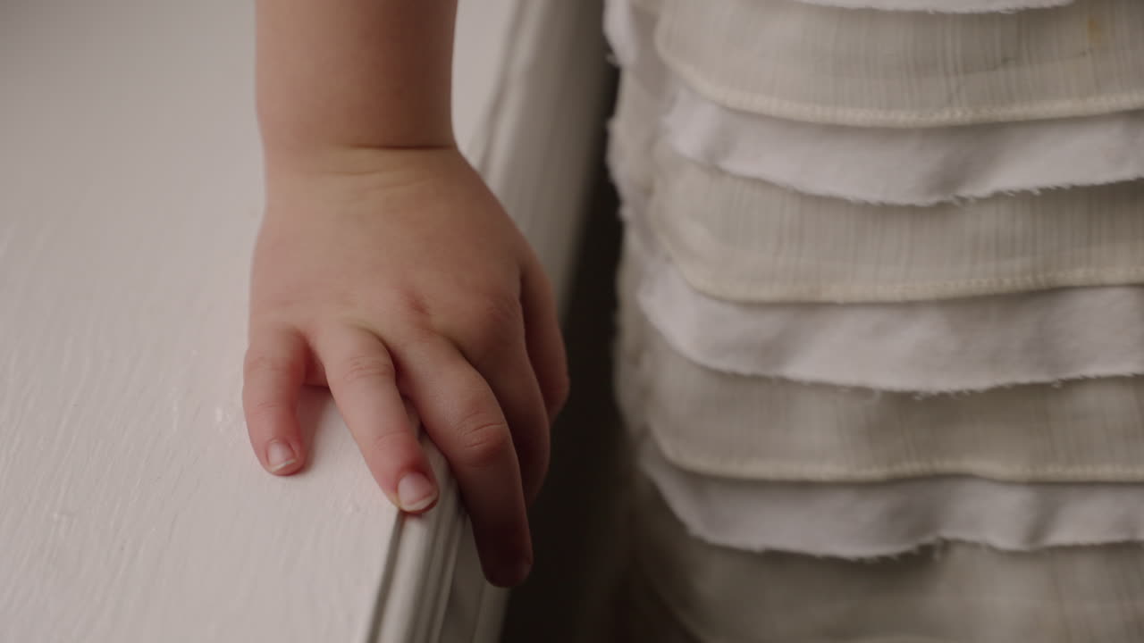 primer plano de la mano de un niño pequeño