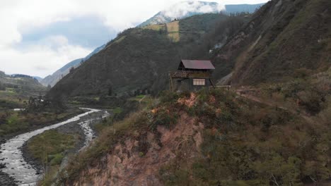 Luftaufnahme-Des-Aussichtspunkts-Auf-Einem-Hügel-Auf-Der-Wasserfallroute-In-Cotalo,-Ecuador