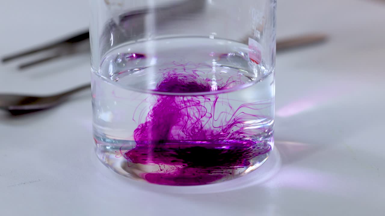 химическая реакция, демонстрирующая изменение цвета раствора