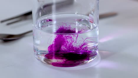 reacción química que demuestra un cambio de color en la solución