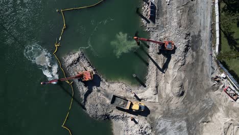 Gran-Maquinaria-De-Construcción-Trabajando-En-Un-Proyecto-Costero-Para-Desarrollar-Un-Nuevo-Puerto-Deportivo-Y-Puerto