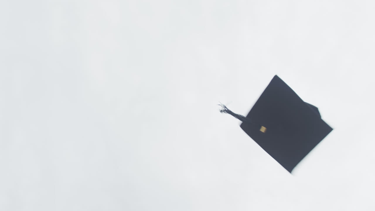 video de chicas felices y diversas lanzando sombreros después de la graduación