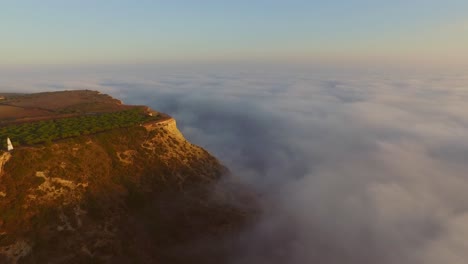 Zeitraffer-Von-Nebel,-Der-Während-Des-Sonnenuntergangs-Vom-Atlantik-In-Luz,-Algarve,-Portugal,-Eindringt