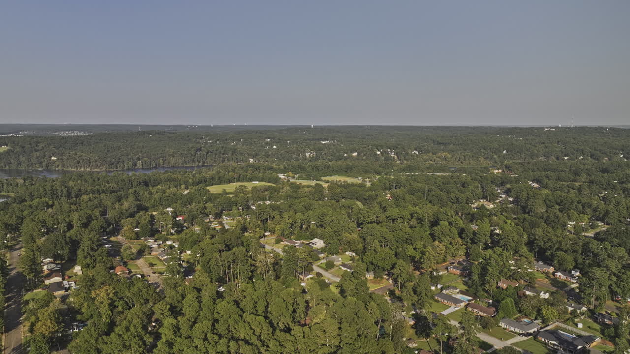 augusta georgia aerial v56 sobrevuelo national hills vecindario residencial capturando casas ubicadas en un entorno frondoso y vistas del río savannah - filmado con mavic 3 pro cine - octubre 2023