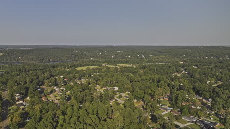 Luftaufnahme-Von-Augusta,-Georgia,-V56-Überflug-über-Ein-Wohnviertel-In-Den-National-Hills-Mit-In-Eine-Grüne-Umgebung-Eingebetteten-Häusern-Und-Ausblicken-Auf-Den-Savannah-River-–-Aufgenommen-Mit-Mavic-3-Pro-Cine-–-Oktober-2023