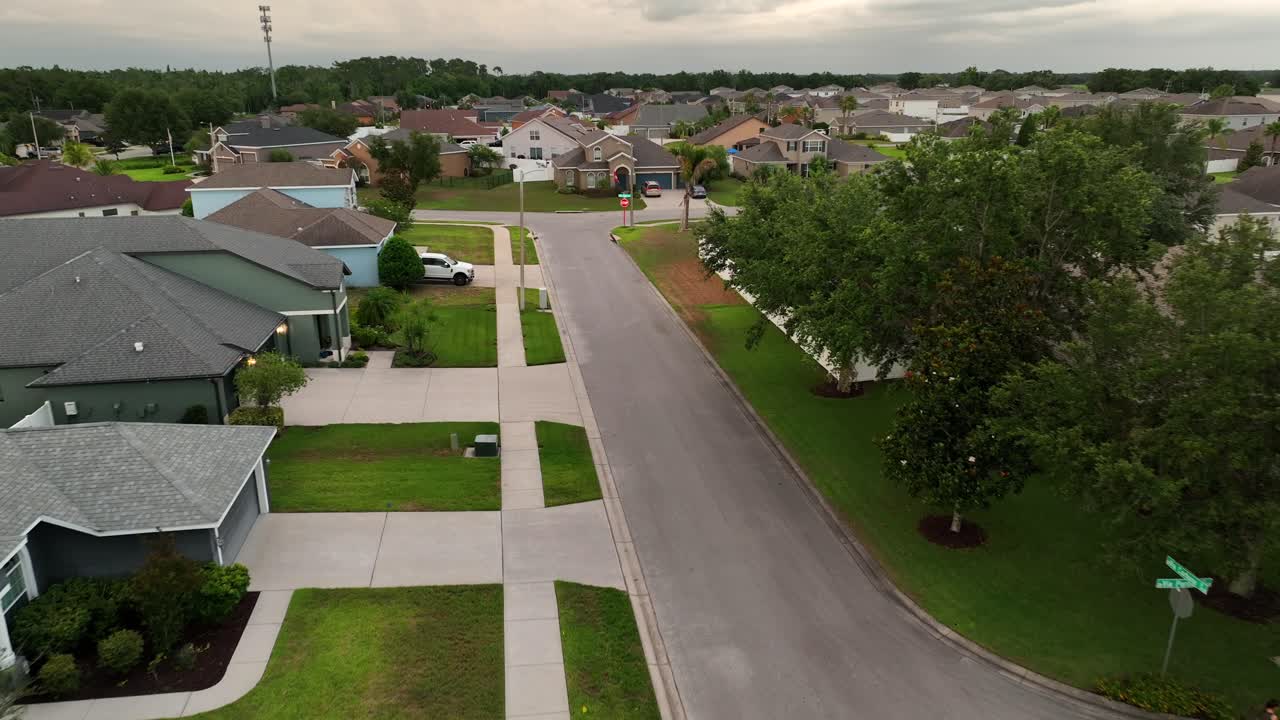 Residential neighborhood in Brandon, FL, with homes and quiet streets in a green environment. The area highlights modern architectural styles with well-planned layouts and spacious yards. Aerial view.