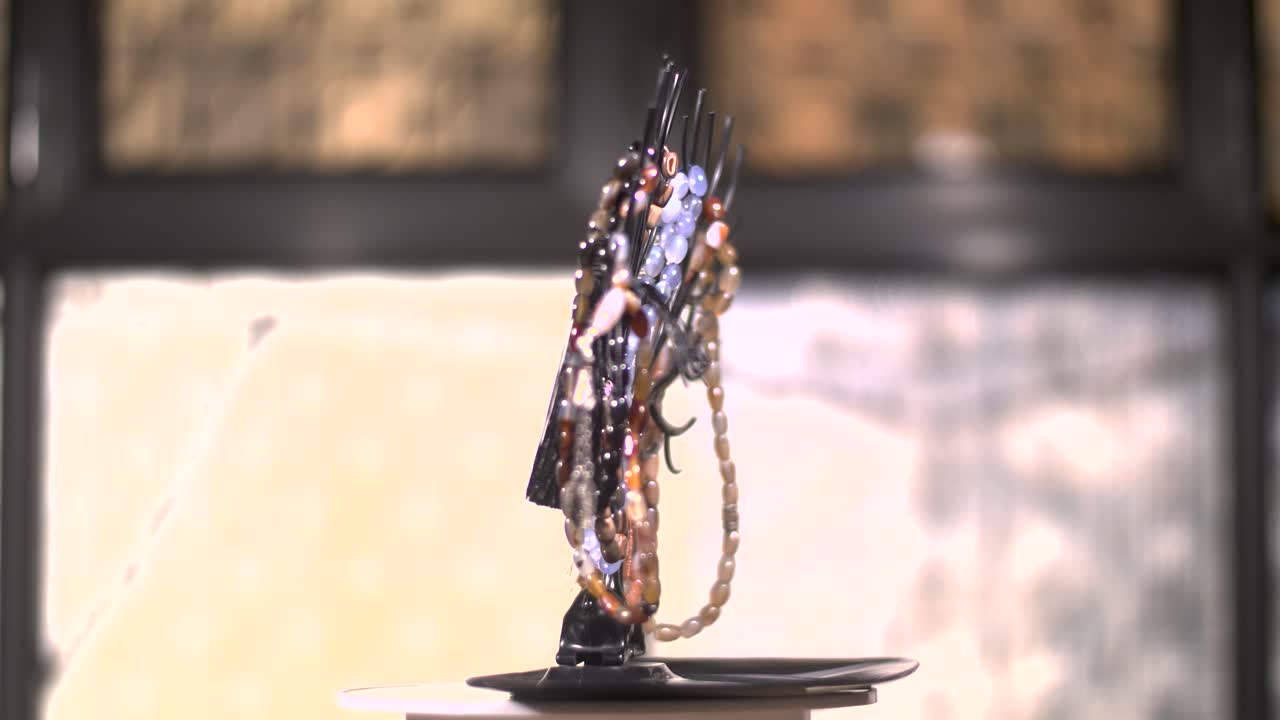 가젤 에 다채로운 보석 구슬은 회전 테이블을 표시합니다 빨간색, 검은색 및 색 빠른 속도