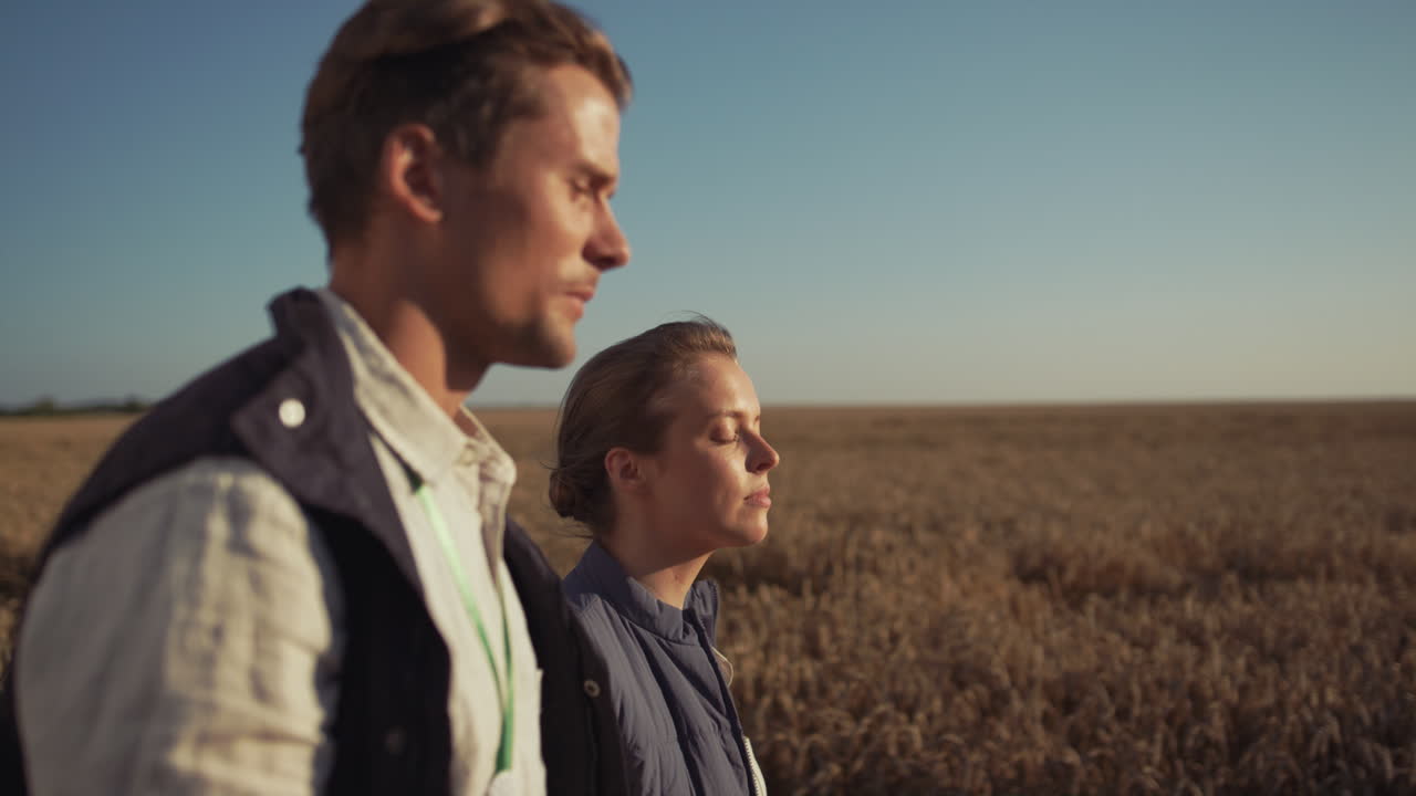 dos agricultores caminando por el campo de trigo de cerca. ingenieros agrícolas en la ganadería.