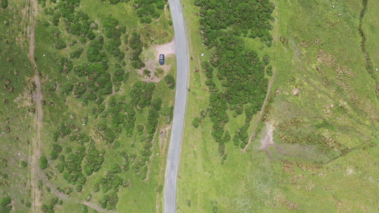 측면에 주차된 차가 있는 시골길의 공중 하향식 전망, 밝고 화창한 날