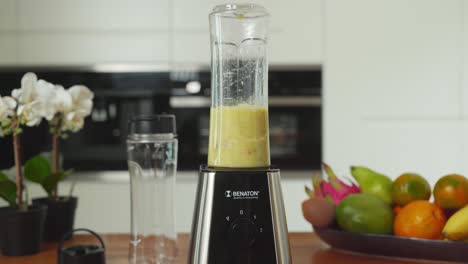 una licuadora eficiente crea un batido de fruta fresca en un instante