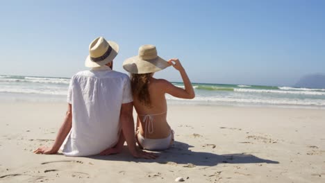 pareja relajándose juntos en la playa 4k