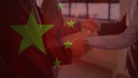 Animation-Verschiedener-Männlicher-Und-Weiblicher-Geschäftsleute,-Die-Sich-über-Der-Chinesischen-Flagge-Die-Hände-Schütteln